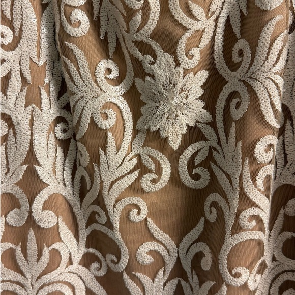 Elegant Beige and White Floral Dress - Picture 3 of 16